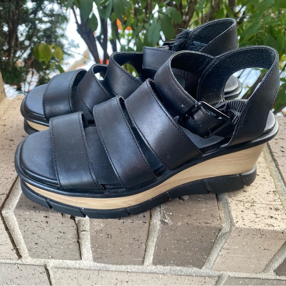 Sorel Joanie III Leather Sandal